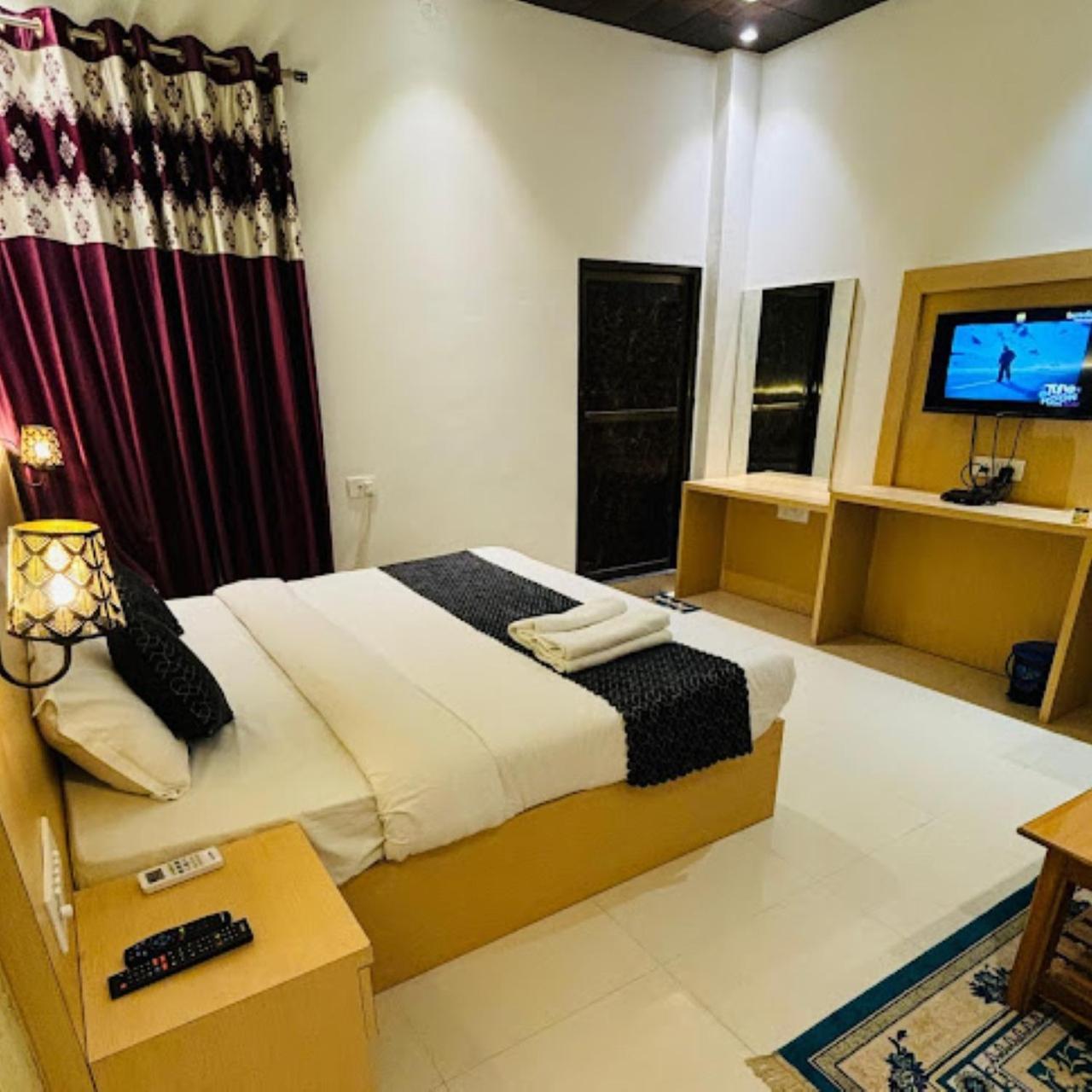 Hotel The Ramay Palace Ayodhya エクステリア 写真